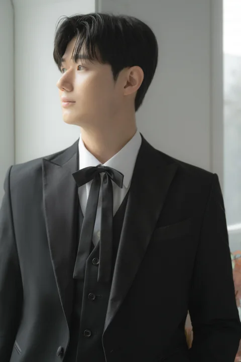 창가에서 검은 턱시도를 입은 신랑 호현