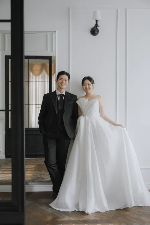 거울 옆에서 나란히 서서 웃는 호현과 별이