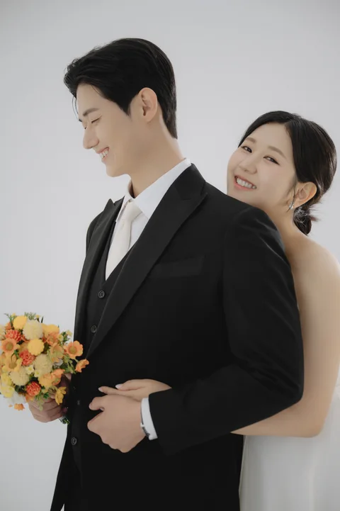 꽃다발을 든 호현을 뒤에서 안은 별이